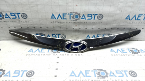 Решетка радиатора grill Hyundai Sonata 11-15 hybrid, с эмблемой, царапины, полез лак, вздулся хром, песок, сломано крепление
