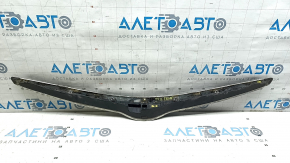 Решетка радиатора grill Hyundai Sonata 11-15 hybrid, с эмблемой, царапины, полез лак, вздулся хром, песок, сломано крепление