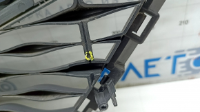 Grila inferioară a barei de protecție față Hyundai Sonata 11-15 hybrid, crăpată, element de fixare rupt