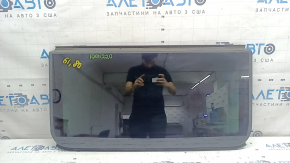 Geamul panoramic spate al modelului Audi Q8 19-21 este acoperit de funingine și este topit
