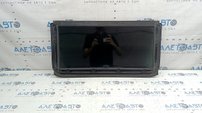 Geamul panoramic spate al modelului Audi Q8 19-21 este acoperit de funingine și este topit