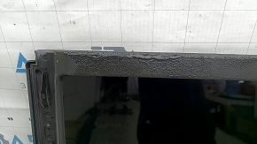 Geamul panoramic spate al modelului Audi Q8 19-21 este acoperit de funingine și este topit