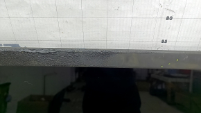 Geamul panoramic spate al modelului Audi Q8 19-21 este acoperit de funingine și este topit