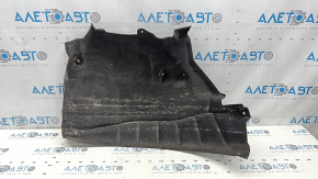 Căptușeala aripii stânga față spate a modelului Audi Q8 19-26 este zdrobită, iar fixarea este ruptă