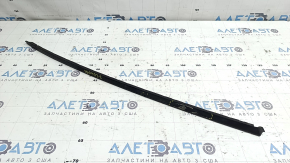 Banda decorativă stângă a parbrizului unui Audi Q8 19-26 este topită