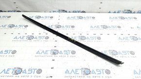 Banda decorativă stângă a parbrizului unui Audi Q8 19-26 este topită