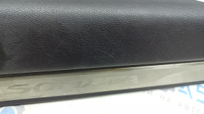 Ornamente prag ușă stânga față Hyundai Sonata 11-15 maro, cu ornamente cromate, zgârieturi, rugină