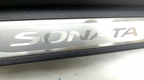 Накладка порога передняя правая Hyundai Sonata 11-14 коричневая, с хромированной накладкой, царапины