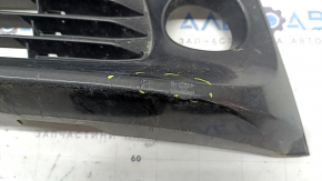 Нижняя решетка переднего бампера Toyota Prius V 15-17 под ПТФ, царапины, прижата, незаводские отверстия, треснута