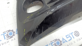 Нижняя решетка переднего бампера Toyota Prius V 15-17 под ПТФ, царапины, прижата, незаводские отверстия, треснута