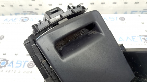 Подстаканник нижний в сборе Toyota Prius V 15-17 черный, царапины