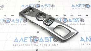 Zgârieturi la plăcuța schimbătorului de viteze de la Toyota Prius V 15-17