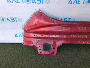 Panoul din spate al modelului Hyundai Santa FE 21-23 este perforat, de culoare roșie