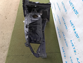 Sfertul dreapta față al unui Toyota Prius 50 16-22 este tăiat cu ferăstrăul, negru
