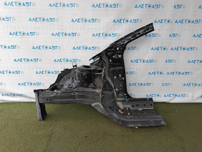 Sfertul dreapta față al unui Toyota Prius 50 16-22 este tăiat cu ferăstrăul, negru