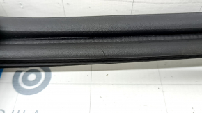 Уплотнитель резина двери багажника Subaru Forester 19-24 SK царапина