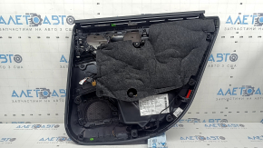 Обшивка двери карточка задняя левая Audi A6 C8 19-19 кожа черная, вставка кожа черная, подлокотник кожа светло-коричневая, под шторку, молдинг хром с подсветкой, надрыв, вмятина