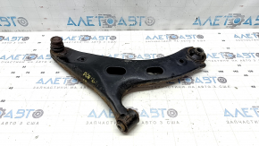 Brațul de control inferior dreapta față al unui Subaru Forester 19-24 SK este ruginit, silent blocul este rupt și este îndoit