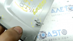 Capacul oglinzii retrovizoare interioare pentru un Audi A6 C8 19-25 este gri, elementele de fixare sunt rupte și necesită curățare chimică