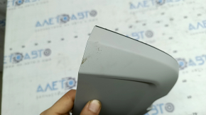 Capacul oglinzii retrovizoare interioare pentru un Audi A6 C8 19-25 este gri, elementele de fixare sunt rupte și necesită curățare chimică