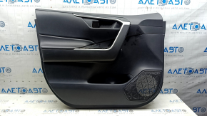 Обшивка двери карточка передняя левая Toyota Rav4 19-25 черная, подлокотник кожа черная, вставка пластик черный, хром молдинг, царапины