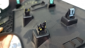 Genunchiere șofer Ford Escape MK4 20-26 negre, crăpături la elementele de fixare, zgârieturi