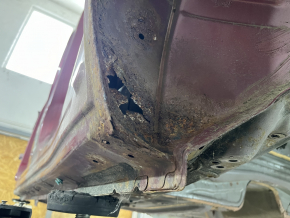 Aripă spate stânga Subaru Forester 19-24 SK pe caroserie, roșie, coroziune, denivelare