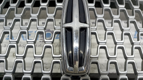 Решетка радиатора grill Lincoln MKZ 17-20 хром, с эмблемой, сколы