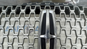 Решетка радиатора grill Lincoln MKZ 17-20 хром, с эмблемой, сколы