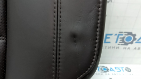 Spătarul scaunelor din spate, al doilea rând, stânga, Mazda CX-5 19-23, piele maro perforată, cu curea neagră, încălzită, îndoită, zgârieturi, rupturi pe spate