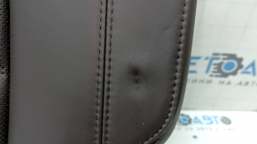 Spătarul scaunelor din spate, al doilea rând, stânga, Mazda CX-5 19-23, piele maro perforată, cu curea neagră, încălzită, îndoită, zgârieturi, rupturi pe spate