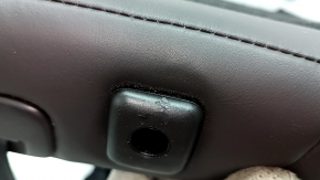 Spătarul scaunelor din spate, al doilea rând, stânga, Mazda CX-5 19-23, piele maro perforată, cu curea neagră, încălzită, îndoită, zgârieturi, rupturi pe spate