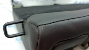 Spătarul scaunelor din spate, al doilea rând, stânga, Mazda CX-5 19-23, piele maro perforată, cu curea neagră, încălzită, îndoită, zgârieturi, rupturi pe spate