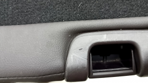 Spătarul scaunelor din spate, al doilea rând, stânga, Mazda CX-5 19-23, piele maro perforată, cu curea neagră, încălzită, îndoită, zgârieturi, rupturi pe spate