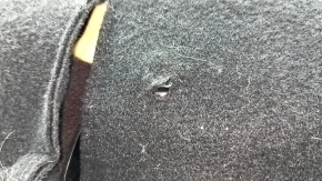 Spătarul scaunelor din spate, al doilea rând, stânga, Mazda CX-5 19-23, piele maro perforată, cu curea neagră, încălzită, îndoită, zgârieturi, rupturi pe spate