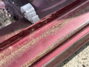 Panou lateral stânga față la un Subaru Forester 19-24 SK pe caroserie, roșu, coroziune