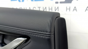 Обшивка двери карточка задняя левая Mazda CX-5 17-23 черная, подлокотник кожа коричневая, накладка с хром молдингом под дерево, BOSE, примята, царапины