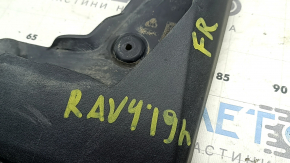 Брызговик передний правый Toyota Rav4 19-24 царапины, следы от маркера