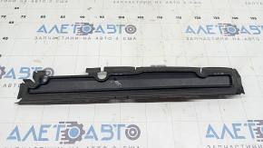 Deflectorul superior al radiatorului la Audi A6 C8 19-25 2.0T, 3.0T și-a uscat etanșarea