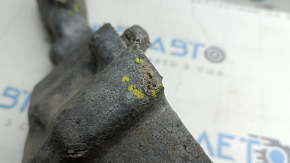 Amortizorul superior al barei de protecție față pentru Toyota Rav4 19-24 prezintă rupturi și crăpături