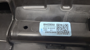 Deflectorul superior al radiatorului la Jeep Compass 23-26 2.0T este crăpat