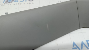 Garnitura superioară a hayonului la Jeep Grand Cherokee WL 22-23 este gri, prezintă zgârieturi, iar plasticul s-a albit