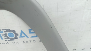Garnitura superioară a hayonului la Jeep Grand Cherokee WL 22-23 este gri, prezintă zgârieturi, iar plasticul s-a albit