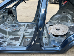Stâlpul central stâng al caroseriei la Mazda CX-5 17-25 iese în evidență pe caroserie