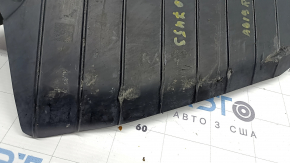 Căptușeala brațului de control inferior de sub arcul stânga spate al Audi A6 C8 19-25 este uzată