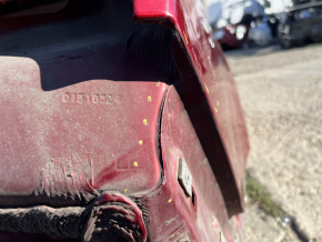 Aripă spate dreapta Lincoln MKZ 13-20 pe caroserie, roșie, lovituri, denivelări, ruptă la cusătură, gaură care nu este din fabrică