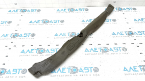 Garnitura de etanșare stânga de la aripa ușii la Subaru Forester 25-26 este îndoită