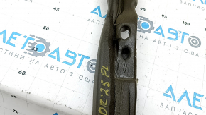 Garnitura de etanșare stânga de la aripa ușii la Subaru Forester 25-26 este îndoită