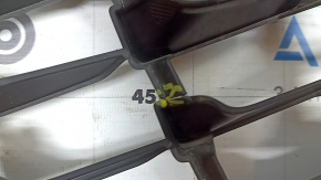 Решетка радиатора grill Ford Escape MK4 23-26 структура, с эмблемой, надломы на решетке