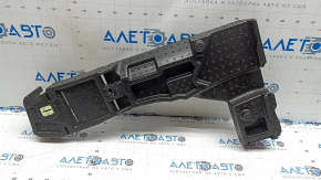 Compartimentul din portbagajul din dreapta al unui Ford Escape MK4 23-26 este îndoit